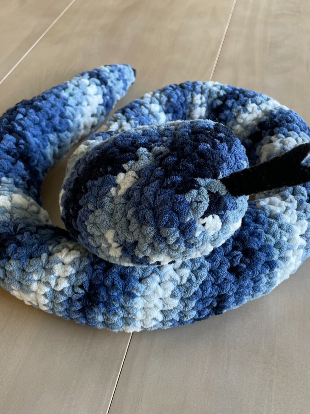 Entire Closet $5! 4' Long Blue & White Hand Crocheted Snake Plushie Plush - Picture 2 of 6